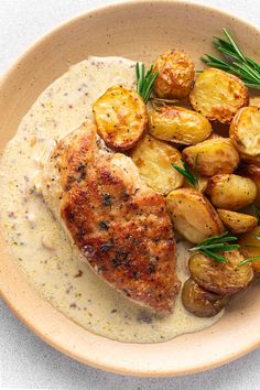 plats de poulet avec des pomme de terres coupée